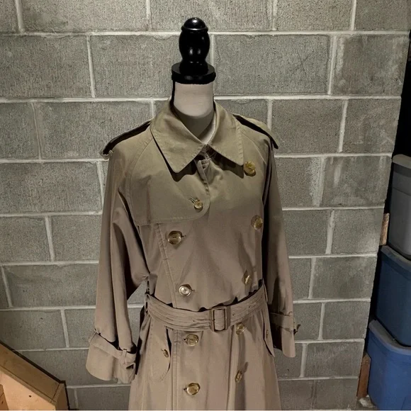 Burberry trench coat. - Picture 3 of 16